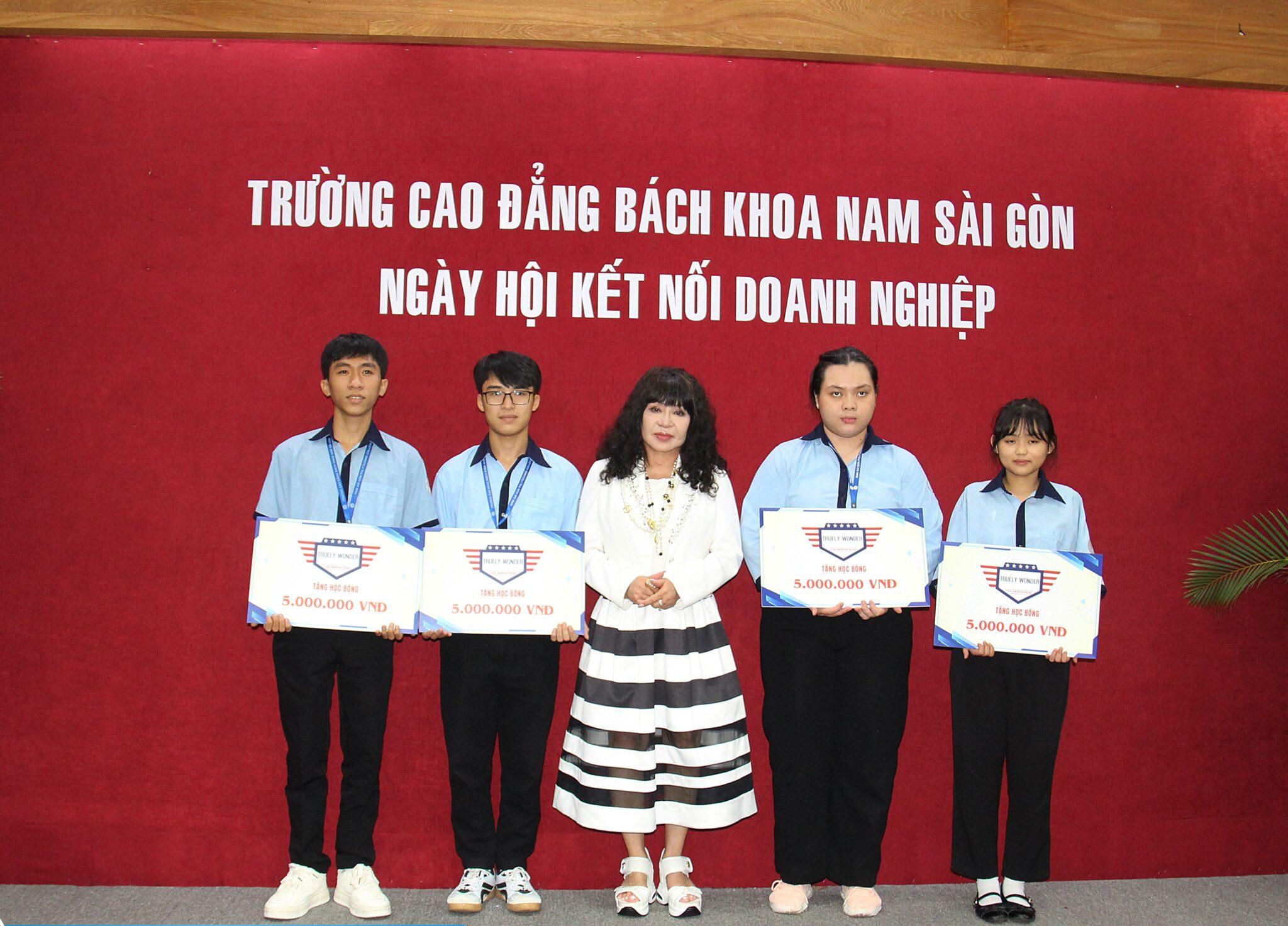 truely-wonder- llc-hanh-trinh -ket-noi-giao- duc-doanh-nghi ep-va-co-hoi-t oan-cau-14.jpg