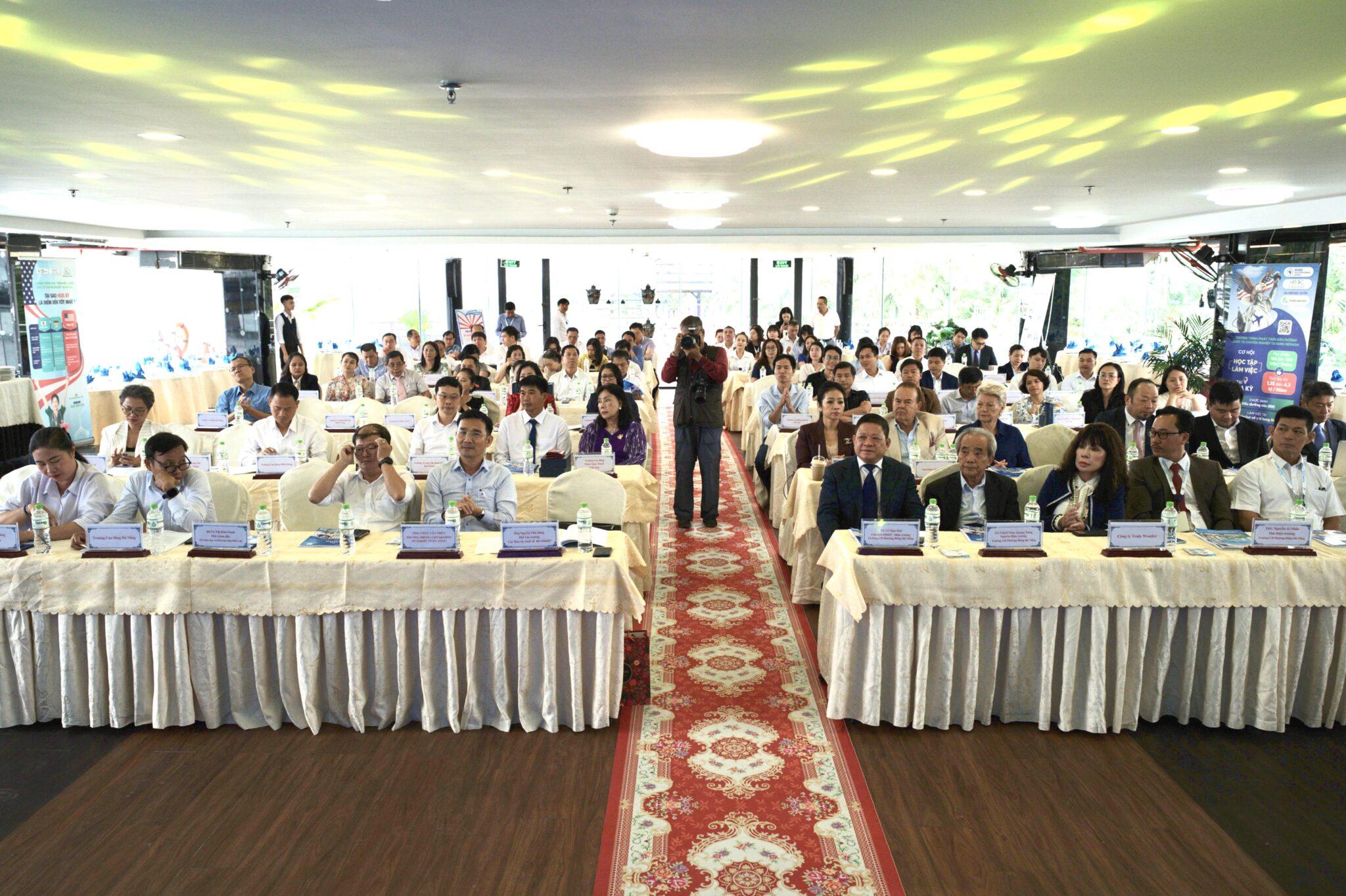 truely-wonder- llc-hanh-trinh -ket-noi-giao- duc-doanh-nghi ep-va-co-hoi-t oan-cau-2.jpg