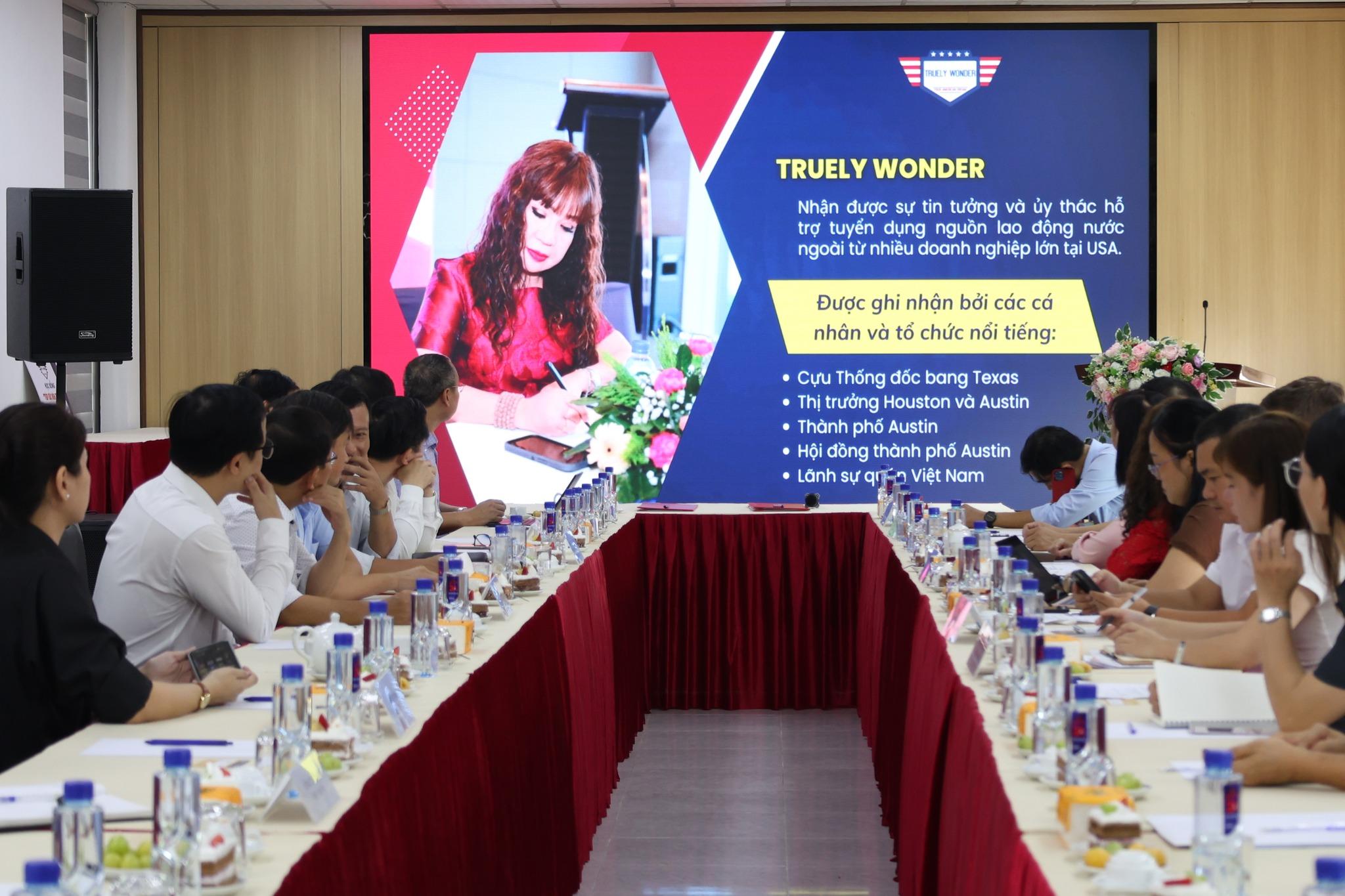 truely-wonder- llc-hanh-trinh -ket-noi-giao- duc-doanh-nghi ep-va-co-hoi-t oan-cau-6.jpg